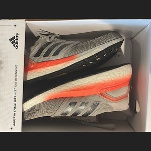 Men’s 9/ women’s 10.5 running shoes
